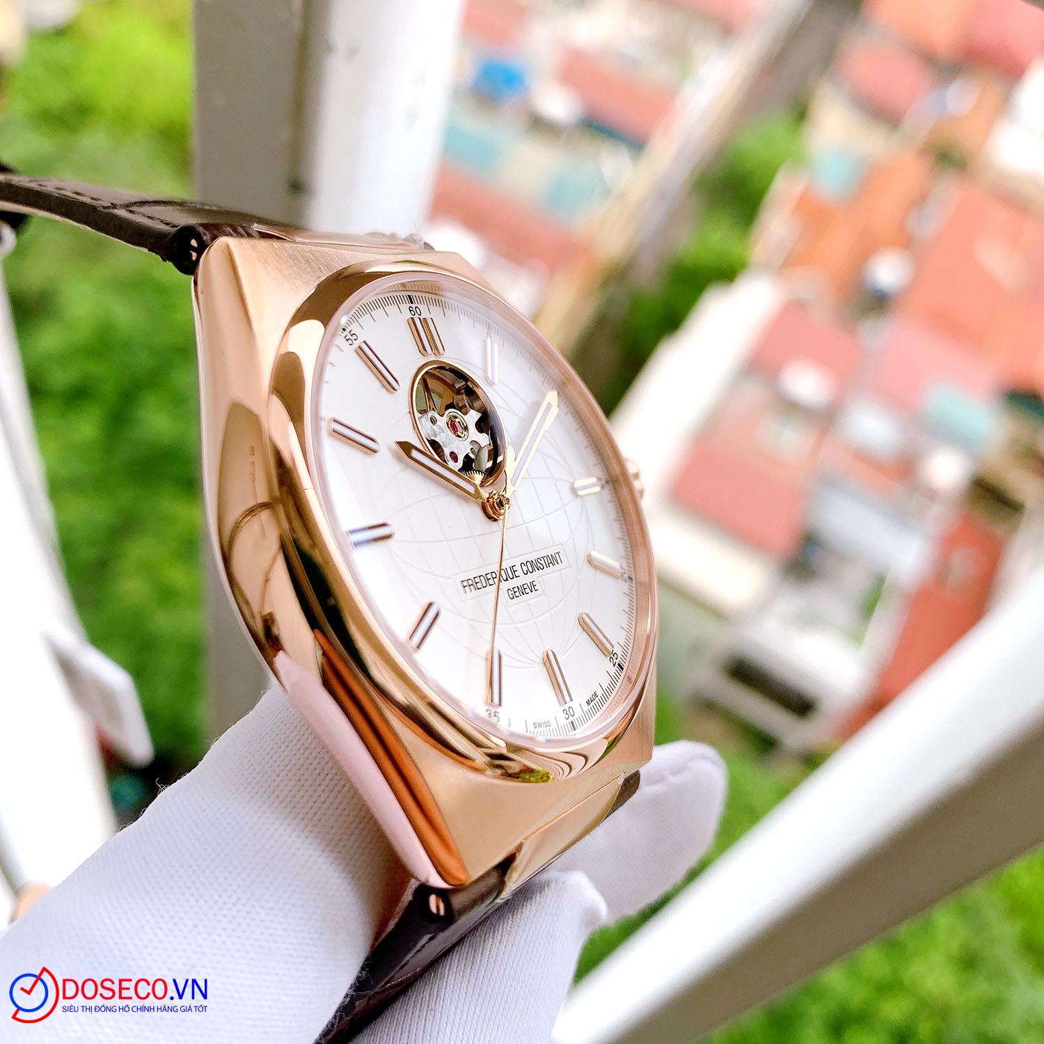 Các chi tiết trên mặt số đồng hồ rõ ràng, sắc nét